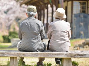 ベンチに座る両親